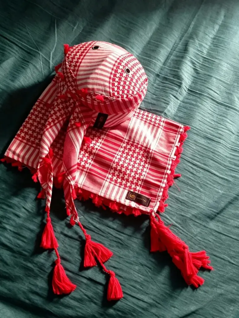 peci sorban merah putih